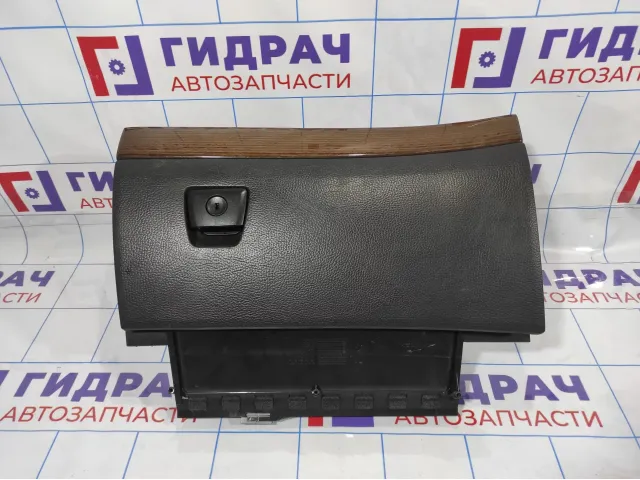 Бардачок Volvo XC90 3409421. Нет одного крючка защелки.