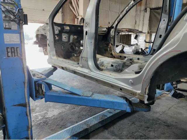 Порог со стойкой левый Vortex Estina