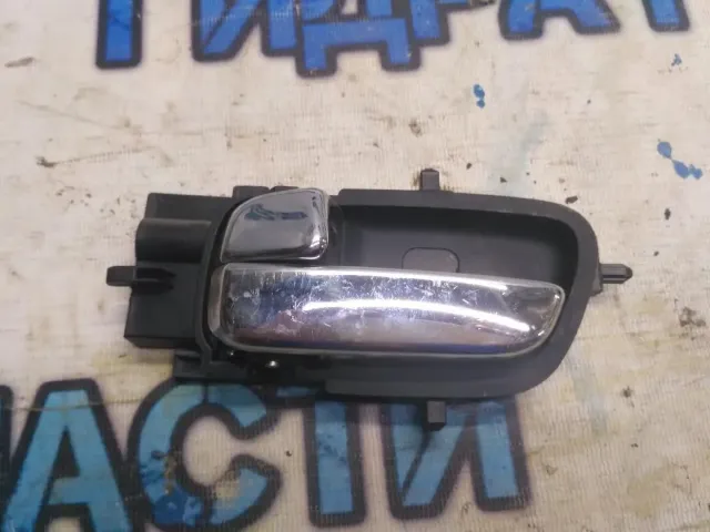 Ручка двери внутренняя левая Hyundai i20 2010 826101J0009P Отличное состояние