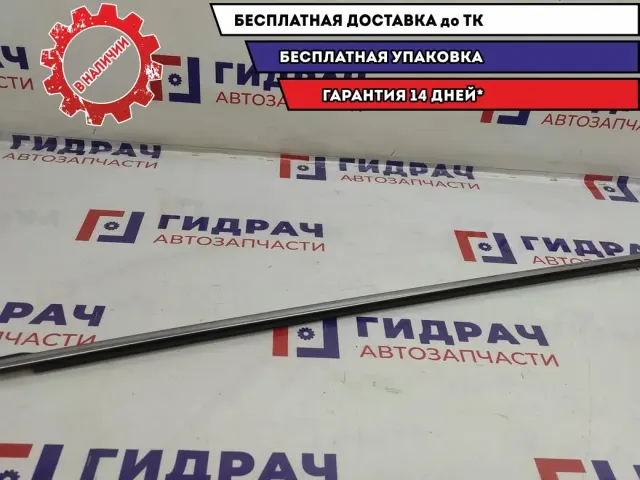 Накладка стекла переднего правого Kia Cerato 2 82220-1M000.