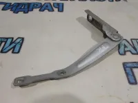 Петля капота правая Nissan Terrano 3 654007102R.