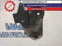 Кронштейн передней балки правый Nissan Terrano 3 8200823807.