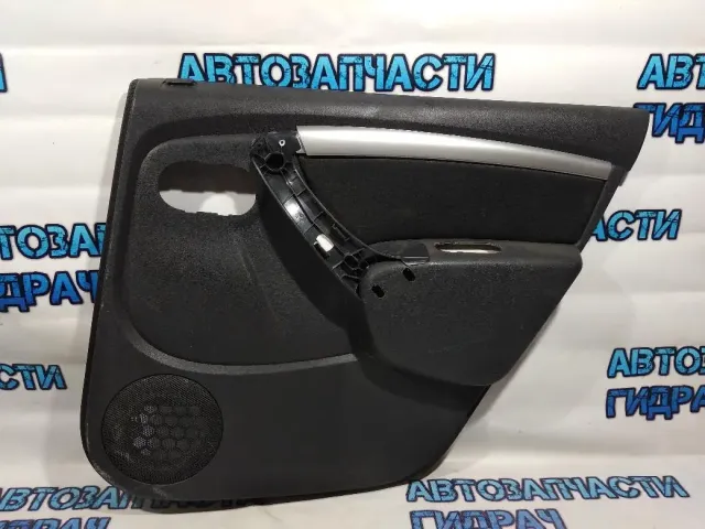 Обшивка двери задней правой Nissan Terrano 3.