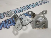 Петли двери передней правой Nissan Terrano 3.